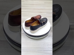 Οι άνδρες γλιστράνε στο παπούτσι.