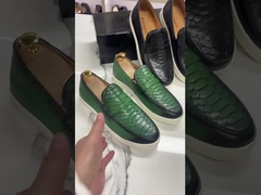 Οι άνδρες γλιστράνε στο παπούτσι.