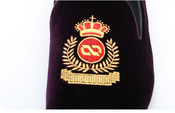 Ποικίλες περιπτώσεις, ανδρικά, καφέ δερμάτινα παπούτσια, παντόφλες από βελούδο με στέμμα.