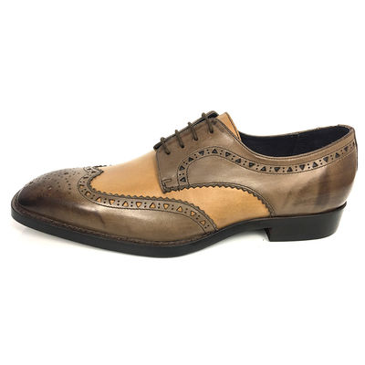 Δύο ανδρικά μοναχικά ρούχα παπούτσια brogue λεπτομέρειες σε κερατοδερμικό φινίρισμα