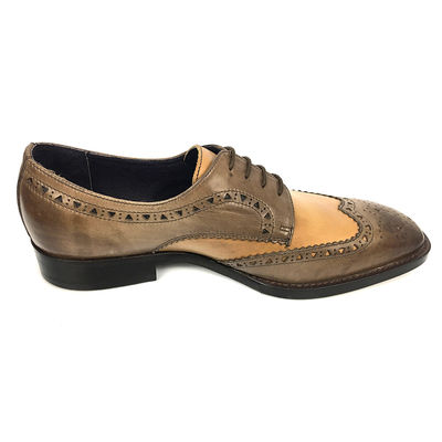 Δύο ανδρικά μοναχικά ρούχα παπούτσια brogue λεπτομέρειες σε κερατοδερμικό φινίρισμα