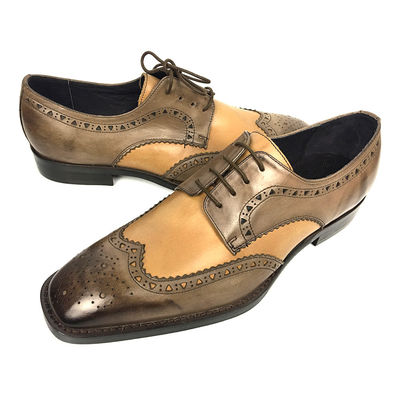 Δύο ανδρικά μοναχικά ρούχα παπούτσια brogue λεπτομέρειες σε κερατοδερμικό φινίρισμα